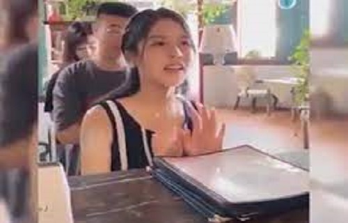 Gặp kẻ chen lấn, gái xinh có hành động khó tin khiến bao người bất ngờ